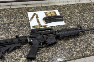 Pol&iacute;cia militar apreende fuzil com 28 muni&ccedil;&otilde;es em comunidade de Olinda.