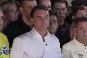 Fl&aacute;vio Bolsonaro n&atilde;o reconhece derrota para Lula e promete pedir anula&ccedil;&atilde;o das elei&ccedil;&otilde;es.