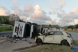 Caminh&atilde;o-cegonha tomba na BR-101, em Paulista, e deixa motorista ferido.