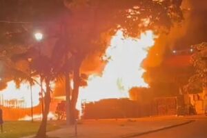 Inc&ecirc;ndio atinge galp&atilde;o de pallets no Ibura, no Recife, e deixa 58 clientes sem energia.
