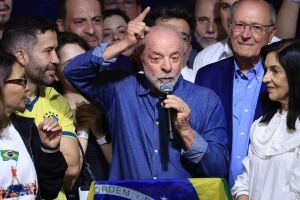 Lula pede que p&uacute;blico cante Hino da Independ&ecirc;ncia e promete maior participa&ccedil;&atilde;o popular no governo.