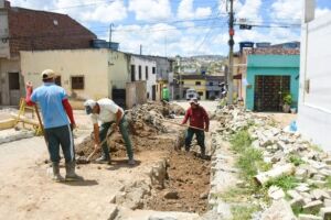 Prefeitura de Gravat&aacute; substitui tubula&ccedil;&otilde;es de esgoto danificadas no bairro Princesa de Gales.