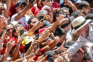 Presidentes de pa&iacute;ses vizinhos parabenizam Lula pela vit&oacute;ria nas elei&ccedil;&otilde;es.