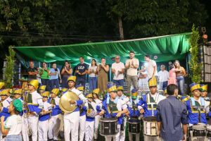 Desfile c&iacute;vico re&uacute;ne escolas e bandas marciais em Cruz de Rebou&ccedil;as, em Igarassu.