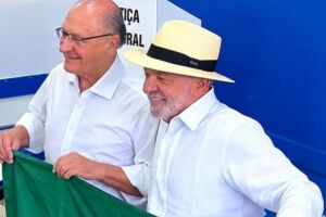 Lula vota em S&atilde;o Bernardo do Campo ao lado de aliados no 1&ordm; turno das elei&ccedil;&otilde;es.