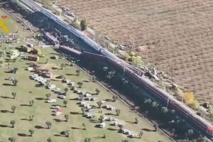 Colis&atilde;o entre trens de alta velocidade deixa 64 mortos na Espanha.
