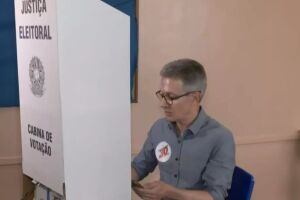 TRE-MG apura caso de Zema ap&oacute;s candidato levar celular &agrave; cabine de vota&ccedil;&atilde;o em Arax&aacute;.