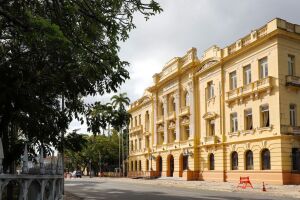 Governo de Pernambuco transfere ponto facultativo do Dia do Servidor para 30 de outubro; confira motivo.