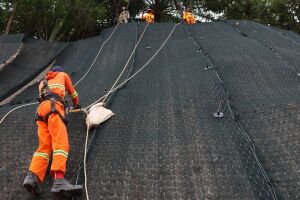 Paulista investe R$ 7,45 milh&otilde;es em obras de prote&ccedil;&atilde;o de encostas na Mirueira e Arthur Lundgren II. 