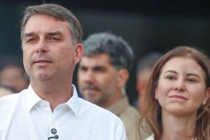 Fl&aacute;vio Bolsonaro ao lado da esposa.