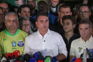 Fl&aacute;vio Bolsonaro ao lado de aliados ap&oacute;s resultado nas Elei&ccedil;&otilde;es 2026.