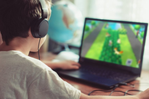 Crian&ccedil;a joga em computador