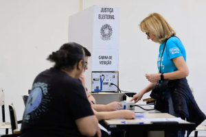 Eleitora votando