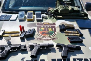 Opera&ccedil;&atilde;o apreende armas de fogo, muni&ccedil;&otilde;es, drogas e equipamentos eletr&ocirc;nicos.
