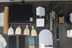 Material apreendido pela pol&iacute;cia durante a a&ccedil;&atilde;o