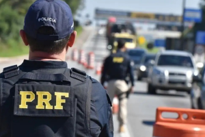Agentes da PRF em fiscaliza&ccedil;&atilde;o nas estradas