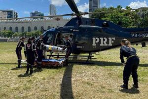 Homem &eacute; resgatado de helic&oacute;ptero.