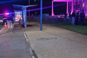 Homem jogou mochila suspeita em parada de &ocirc;nibus.