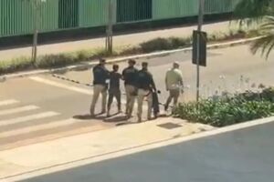 Homem retirado de &aacute;rea do STF.