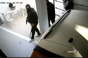 Homens armados invadem casa de candidato a deputado estadual.