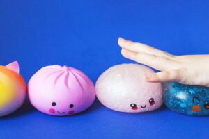 Squishy Dumpling possuem cores transl&uacute;cidas, glitter e um rosto desenhado. 