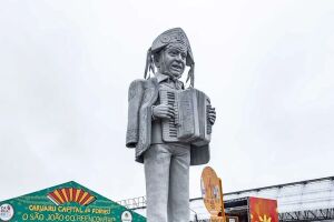 Escultura de Luiz Gonzaga no P&aacute;tio de Eventos de Caruaru.