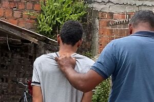 Suspeito foi preso em uma resid&ecirc;ncia ap&oacute;s ajuda de uma familiar.