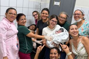 A equipe do posto de sa&uacute;de realizou o parto no ve&iacute;culo e encaminhou m&atilde;e e filha ao hospital.