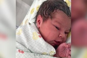 A menina recebeu o nome de Maria Helena.