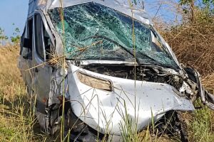 Ap&oacute;s o impacto, a van saiu da pista, enquanto o autom&oacute;vel permaneceu no acostamento.