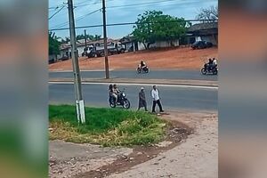 C&acirc;mera de seguran&ccedil;a flagrou o momento em que os idosos s&atilde;o atingidos na margem da rodovia.
