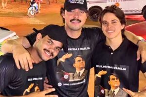 Nas imagens divulgadas, eles aparecem com camisetas pretas contendo refer&ecirc;ncias a Adolf Hitler.