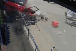 O caminh&atilde;o s&oacute; parou depois de atingir a estrutura de um estabelecimento.