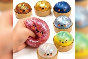 Squishy Dumpling possuem cores transl&uacute;cidas, glitter e um rosto desenhado. 