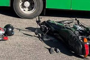 Segundo testemunhas, o motociclista realizava uma corrida por aplicativo no momento do acidente.