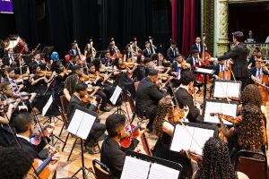 Orquestra Sinf&ocirc;nica Infantojuvenil Crian&ccedil;a Cidad&atilde; se apresenta no Recife.