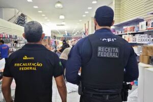 Equipes da Receita Federal e Anatel em Petrolina.