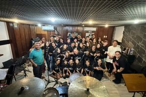 O elenco re&uacute;ne crian&ccedil;as, jovens e adultos, que dar&atilde;o voz &agrave;s can&ccedil;&otilde;es da hist&oacute;ria das bruxas de Oz.