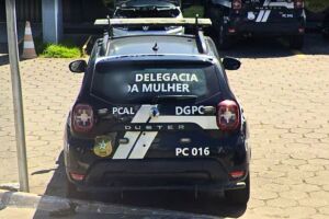 Homem foi conduzido &agrave; Delegacia Especializada de Atendimento &agrave; Mulher, em Macei&oacute;.