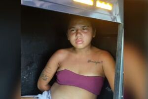 Alessandra Souza Martins, de 21 anos, foi presa suspeita de atingir o homem com uma faca de cozinha.