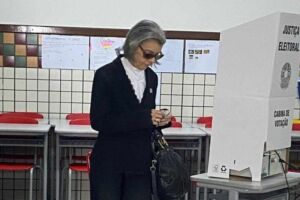 Ministra Carm&eacute;n L&uacute;cia vota em Belo Horizonte.