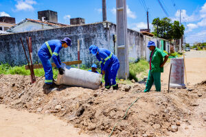 Paulista instala mais de 200 metros de manilhas para melhorar drenagem em Pau Amarelo.