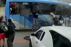 Passageiros saem de &ocirc;nibus ap&oacute;s princ&iacute;pio de inc&ecirc;ndio.