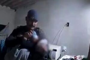 Policial com beb&ecirc; ap&oacute;s resgate.