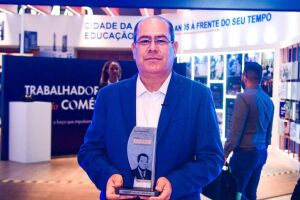 Prefeito Mano Medeiros recebe Pr&ecirc;mio Educador Josias Albuquerque.