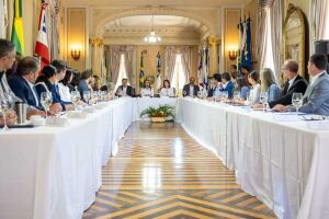 Primeira reuni&atilde;o da governadora ap&oacute;s reelei&ccedil;&atilde;o confirmada.