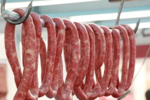 Lingui&ccedil;a de carne su&iacute;na defumada.