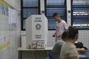 Eleitor em vota&ccedil;&atilde;o