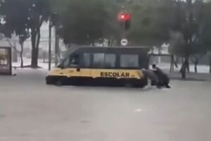 Van com crian&ccedil;as fica ilhada.