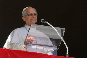 Papa Leao XIV diante dos presentes na Pra&ccedil;a S&atilde;o Pedro